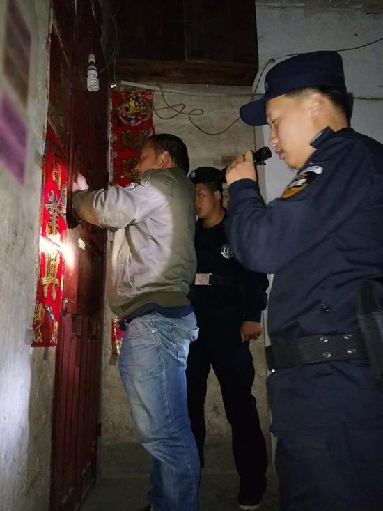 琼海粗心妈妈误将幼女锁家中 民警全城寻开锁师傅开门