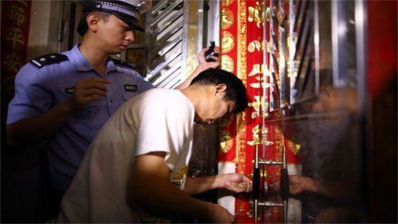 琼海请开锁师傅开了锁后，师傅为什么一般都不进门，就算主人请也不进去？